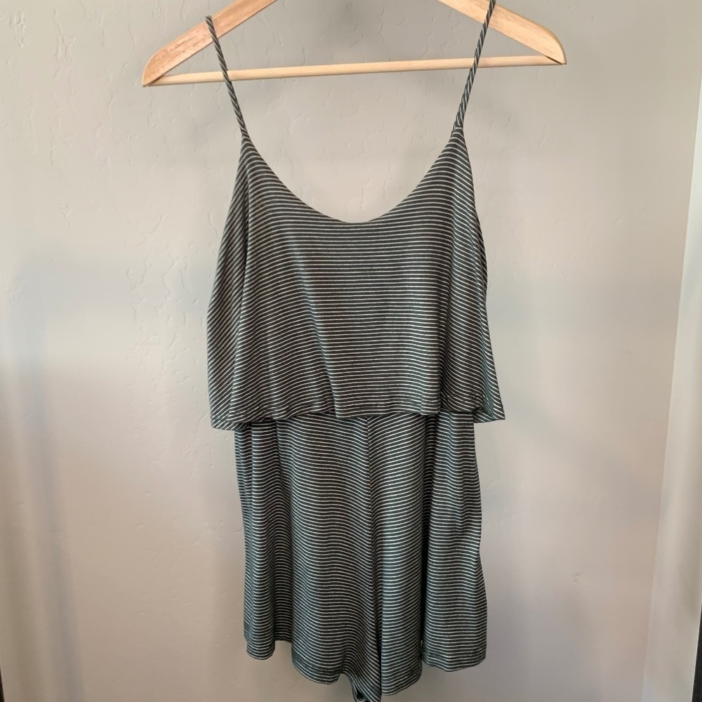 Illa Illa Green Striped Sleeveless Ruffle Top Romper - Small